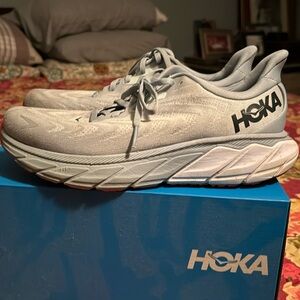 Hoka Arahi 6